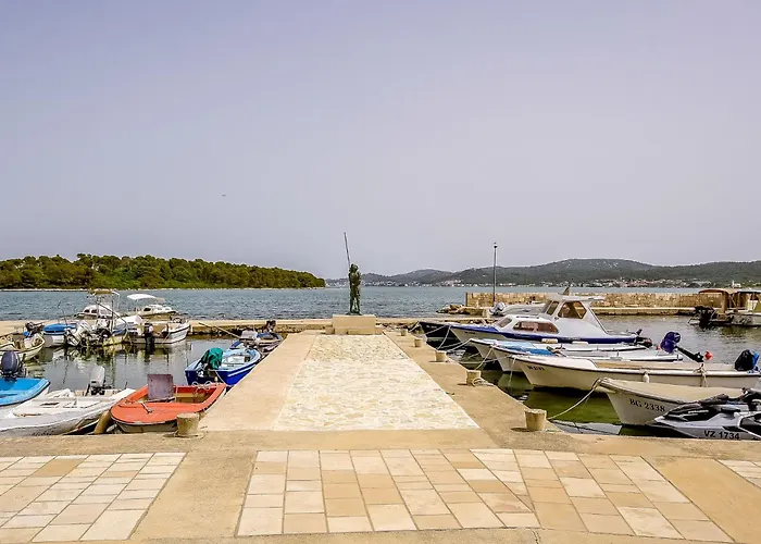 Mama Roza Mit Blick Auf Wasser By Interhome *