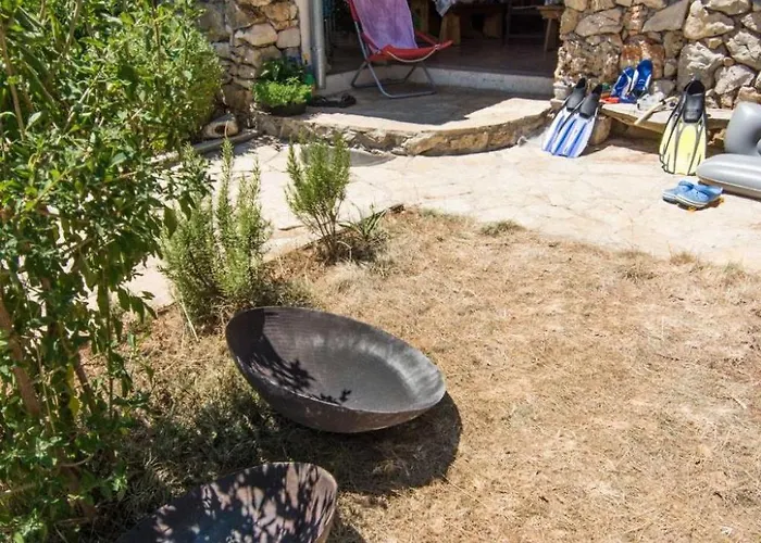 Mama Roza Mit Blick Auf Wasser By Interhome