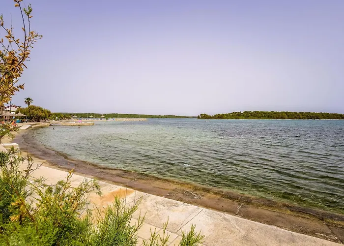 Mama Roza Mit Blick Auf Wasser By Interhome